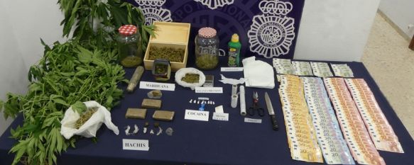 Los agentes incautaron en el domicilio de los detenidos cocaína en roca, polen de hachís, marihuana y útiles para la confección, venta y distribución. // Policía Nacional