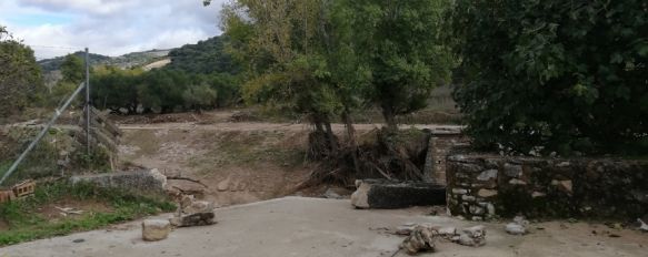 Estado del puente en la zona de la estación de tren de Benaoján días después de la crecida del río Guadiaro.  // CharryTV