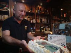 Los clientes también han celebrado con Paco, el míster del equipo, el 25 aniversario // E. Macías