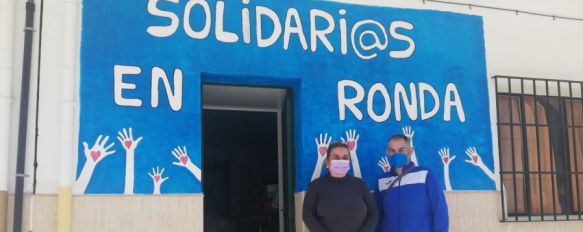 Pepi Guerrero y Juan Carrasco en la puerta de la sede en la barriada de La Dehesa // CharryTV