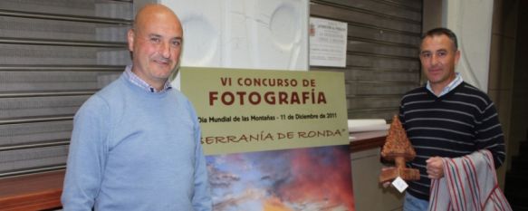 Carlos Tapia, tras recibir el premio por parte del concejal de Medio Ambiente.  // CharryTV