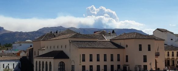 Desde el centro de Ronda se ha divisado la columna de humo del incendio de Sierra Bermeja. // Manuel Garrido