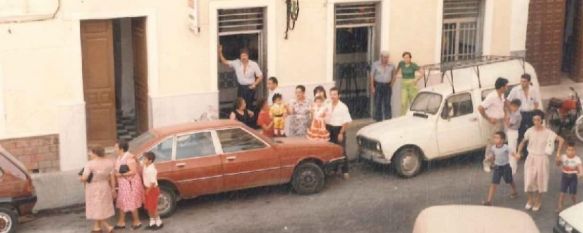 Un grupo de vecinos aguarda en la fachada de Las Caballerías durante una cabalgata en la década de los 80.. // Las Caballerías