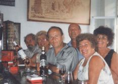 En 1995 un grupo de italianos se retrató en el emblemático bar y, posteriormente, enviaron la instantánea a los dueños a modo de agradecimiento. // Las Caballerías