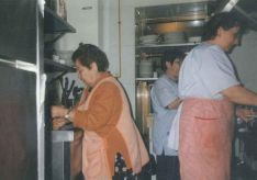 A la derecha de la imagen Teresa Pinzón junto a su madre y su hermana en la cocina del bar. Tres generaciones de la misma familia han ostentado la gestión del bar. // Las Caballerías