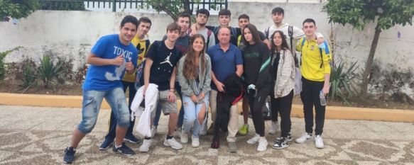 En el centro de la imagen, Tomás Gómez junto con un grupo de alumnos del IES Rodríguez Delgado. // Tomás Gómez