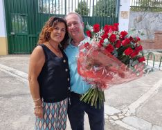 Tomás junto a su mujer Ángela en su último día de trabajo.  // Tomás Gómez