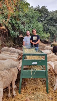 Esteban y Cristina, ambos con discapacidad intelectual, se están formando como pastores en la comarca de Ronda. // La Fanega 