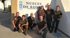 En el centro de la imagen Álvaro Fernández con los trabajadores de la planta de procesado. // Nueces de Ronda