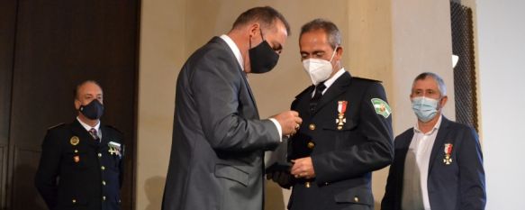 El concejal de Seguridad, Juan Carlos González, ha entregado una de las medallas al mérito policial. // CharryTV