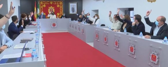 El pleno se ha celebrado sin la presencia de Álvaro Carreño, concejal de IU que dimitió el pasado día 13, ni de la portavoz de APR, Josefa Valle, quien se ha ausentado por motivos de salud.  // CharryTV