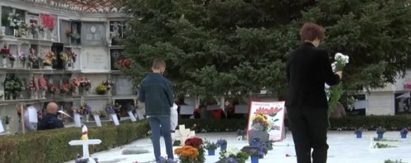 Un año más, se han depositado flores en la losa que cubre las 20 fosas comunes con las que cuenta el Cementerio de San Lorenzo // CharryTV