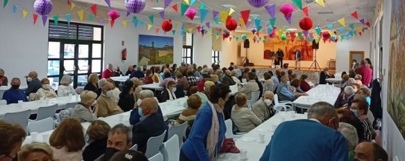 Más de un centenar de personas disfrutaron de la merienda que ofreció el Ayuntamiento en el Centro de Mayores. // CharryTV