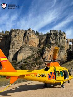 Un helicóptero de emergencias se ha trasladado hasta el lugar del accidente.  // Consorcio Provincial de Bomberos