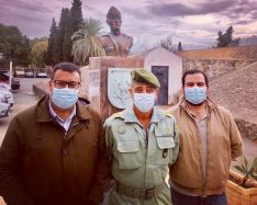 Manolo Guerrero y Nacho Garrido, junto al Suboficial Mayor de la BOEL Alfonso Milans del Bosch en la base de Rabasa (Alicante). // CharryTV