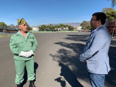 Manolo Guerrero, entrevistando en la base Álvarez de Sotomayor de Viator (Almería) al general Marcos Llago, en ese momento jefe de la Brigada de La Legión. // CharryTV