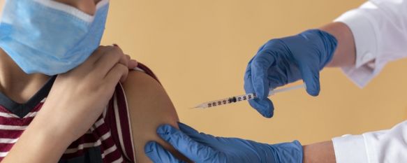 La Junta de Andalucía espera que la Agencia Europea del Medicamento apruebe la administración de la vacuna en menores de 11 años. // Freepik