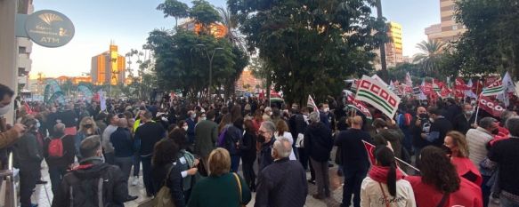 Los empleados rondeños de Unicaja Banco se movilizan contra el ERE, Más de 200 trabajadores de la entidad bancaria en la Serranía de Ronda participaron ayer en la concentración convocada por los sindicatos frente a las puertas de la sede en Málaga , 17 Nov 2021 - 15:14