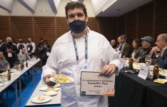 El chef Daniel Moreno, con el título que acredita al restaurante como ganador de este concurso // Tragatá