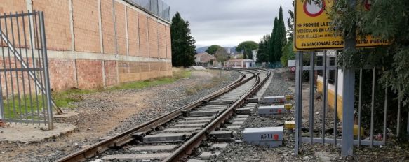 La pasarela se situará en el actual paso a nivel de acceso al polígono industrial El Fuerte // P. González