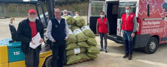 Otros 500 kilos de Nueces de Ronda para Cruz Roja , Es la tercera vez que la empresa rondeña realiza una donación a la entidad, a la que ya ha entregado más de 2.000 kilos de nueces, 23 Nov 2021 - 19:14