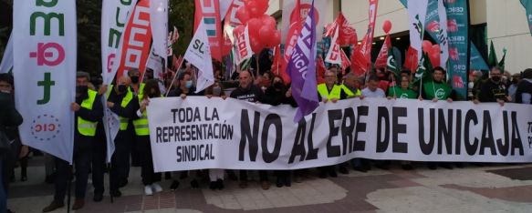 Empleados de Unicaja Banco durante la manifestación del pasado martes en Málaga. // Antonio Orozco