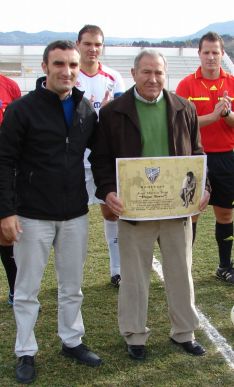 El veterano Pepe Toro fue homenajeado en los prolegómenos del choque.  // Miguel Ángel Mamely