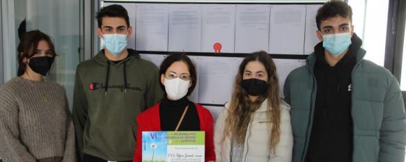 La profesora Antonia Salud Vázquez junto a varios de los alumnos seleccionados en el certamen. // María José García