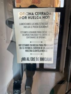 En Ronda se ha conformado un piquete para informar a los usuarios de la entidad bancaria de la problemática  // CC.OO.