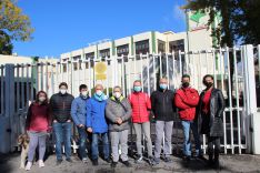 Algunos trabajadores del CPD frente a la puerta del centro // P. González