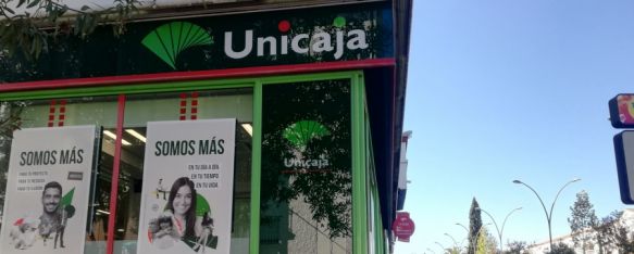 Oficina de Unicaja Banco en Avenida de Málaga  // P. González