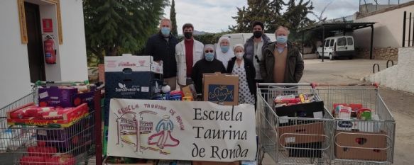 Varios representantes de la Escuela Taurina junto al torero Javier Orozco han hecho entrega de los productos. // CharryTV