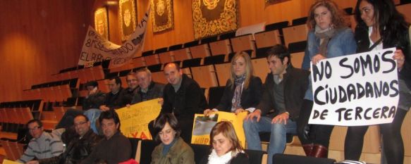 El equipo de gobierno de El Burgo se encierra en Diputación, Respaldan con 879 reclamaciones la petición de arreglo de un puente cortado en la entrada del pueblo, 16 Jan 2012 - 16:29