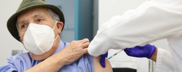 Los mayores de 60 años pueden recibir su tercera dosis de la vacuna contra el COVID-19 sin cita previa en Andalucía. // Marta Fernández Jara EP