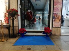 Los establecimientos asociados han instalado una alfombra azul y varios pascueros en la entrada  // P. González