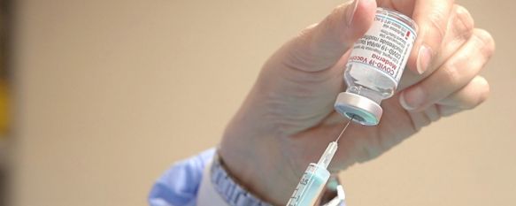 Los mayores de 60 años ya pueden recibir sin cita previa la tercera dosis de la vacuna contra el COVID-19. // Junta de Andalucía
