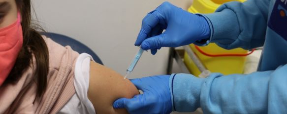 Unos 200 niños recibieron ayer su primera dosis de la vacuna contra el COVID-19 en el salón de actos del Hospital Comarcal. // AGSS