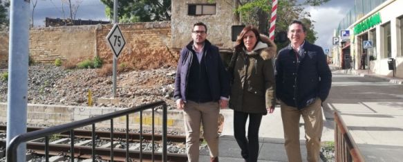 Los populares Ángel Martínez, Mari Paz Fernández y Daniel Castilla en el paso a nivel de El Fuerte (archivo).  // P. González