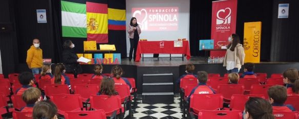 Veloz ha respondido a las dudas de los alumnos sobre su trabajo en el consulado de Ecuador. // Nacho Garrido