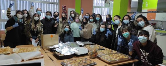Alumnos de FP del instituto rondeño Pérez de Guzmán organizan un desayuno solidario, Han elaborado sus propios dulces y han donado el dinero recaudado a dos asociaciones de la ciudad, 17 Dec 2021 - 17:26