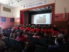 El teatro se ha desarrollado en el salón de actos del centro educativo // P. González