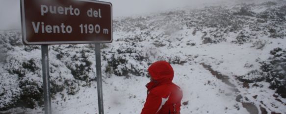 Han sido varios los rondeños que han querido contemplar de cerca la nieve. // CharryTV