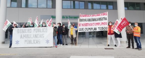 La protesta, que ha comenzado pasadas las 11.00 horas en la puerta del Hospital de Ronda, se ha prolongado hasta las 13.30 horas // P. González