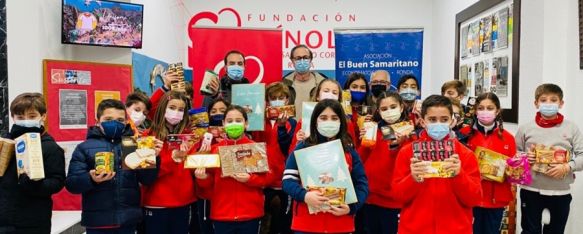 Los alumnos, junto al director del colegio, han entregado los productos este jueves al vicepresidente de la asociación, Juan Gamero, y el tesorero, Juan Alcalá  // Fundación Spínola