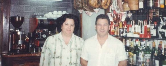 Rafael y Paqui, gerentes del Bar Maestro, en una imagen tomada en 1996. // Rafael Peña 