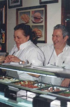 Tapa de talentos, gambas aliñadas, riñones o sus tradicionales guisos, los platos más demandados de la carta del Maestro. // Rafal Peña