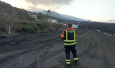 Además de medidores de gases, los bomberos han tenido que hacer uso de drones para inspeccionar la zona. // CPB de Málaga