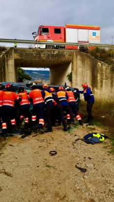 Voluntarios de Protección Civil ayudaron a rescatar al joven atrapado en el vehículo // Protección Civil 