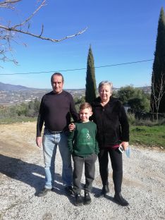 El rondeño posa con sus abuelos, Antonio y María // P. González