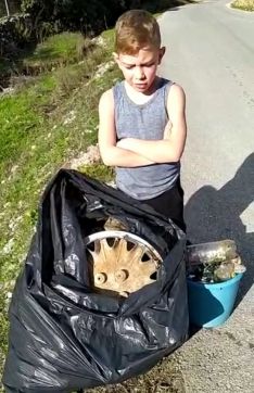 El pequeño ha llegado a recoger hasta tres sacos de basura en un kilómetro de distancia // Antonio Ríos